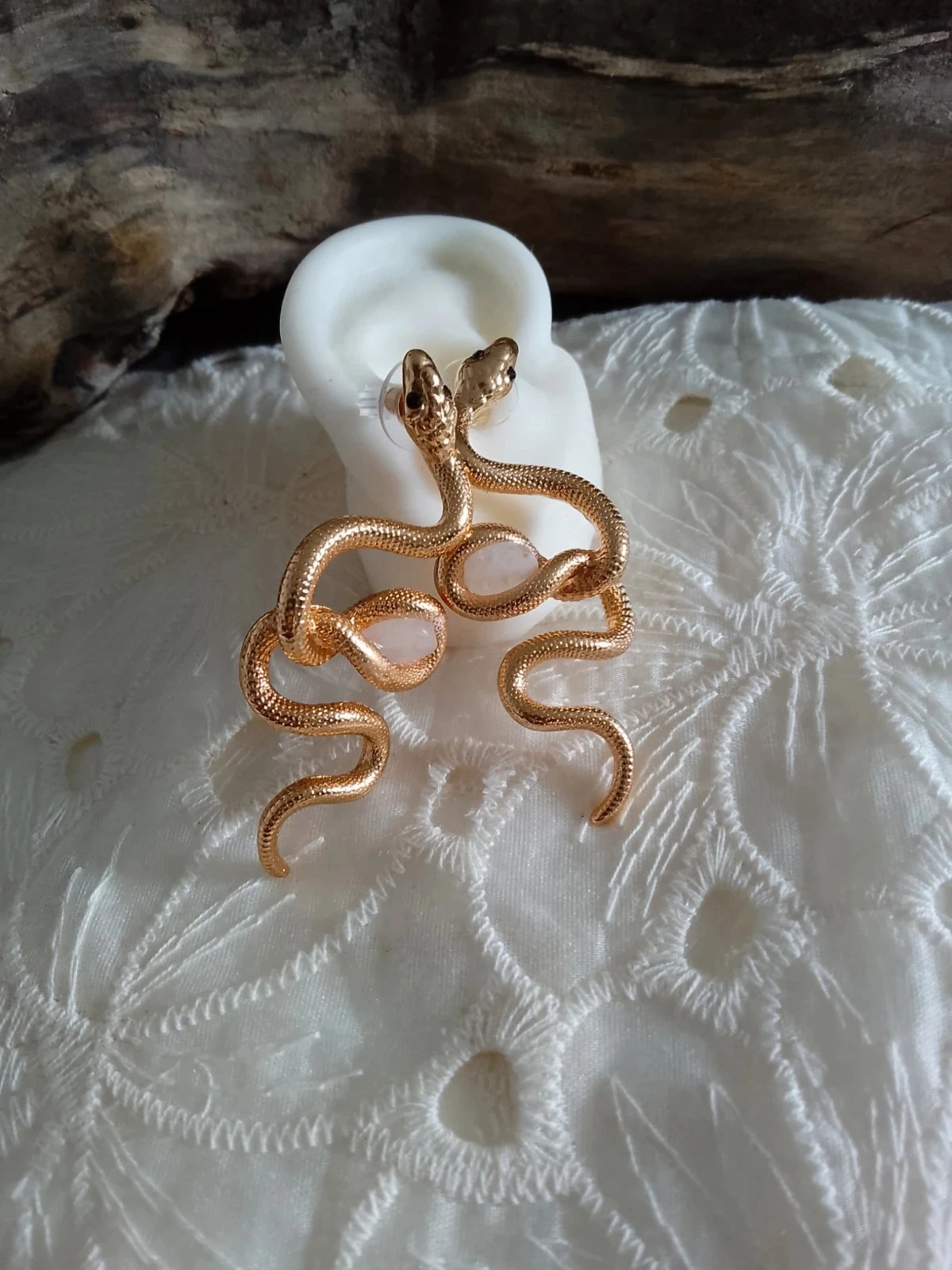 Brincos boêmios serpentes dourados e pedras naturais brancas – photo 3